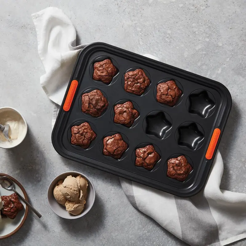 Le Creuset 12-Cavity Star-Shaped Baking Tray 1