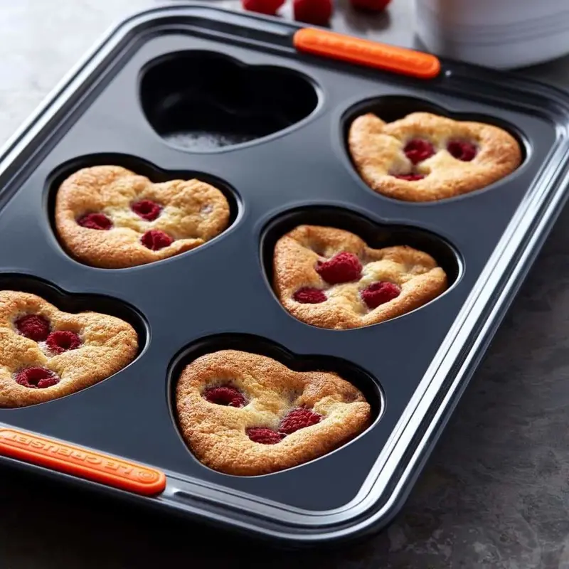 Le Creuset Heart-Shaped 6-Cup Silicone Baking Tray 2