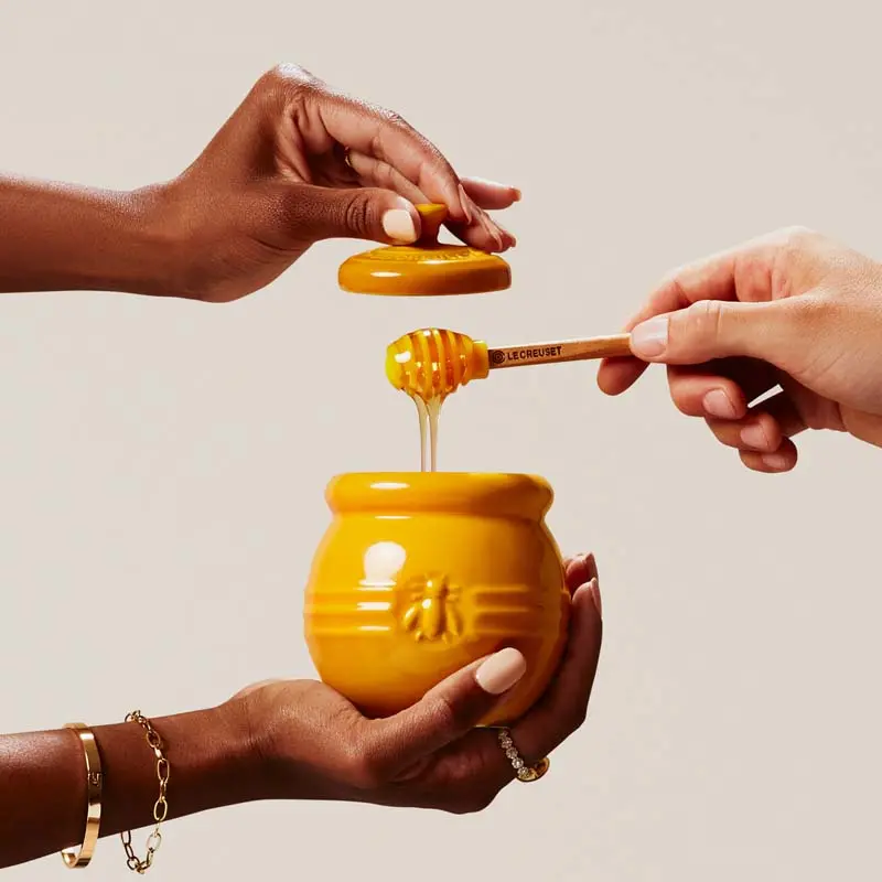 Le Creuset Honey Pot Set With Wooden Dipper – Nectar Colour 2