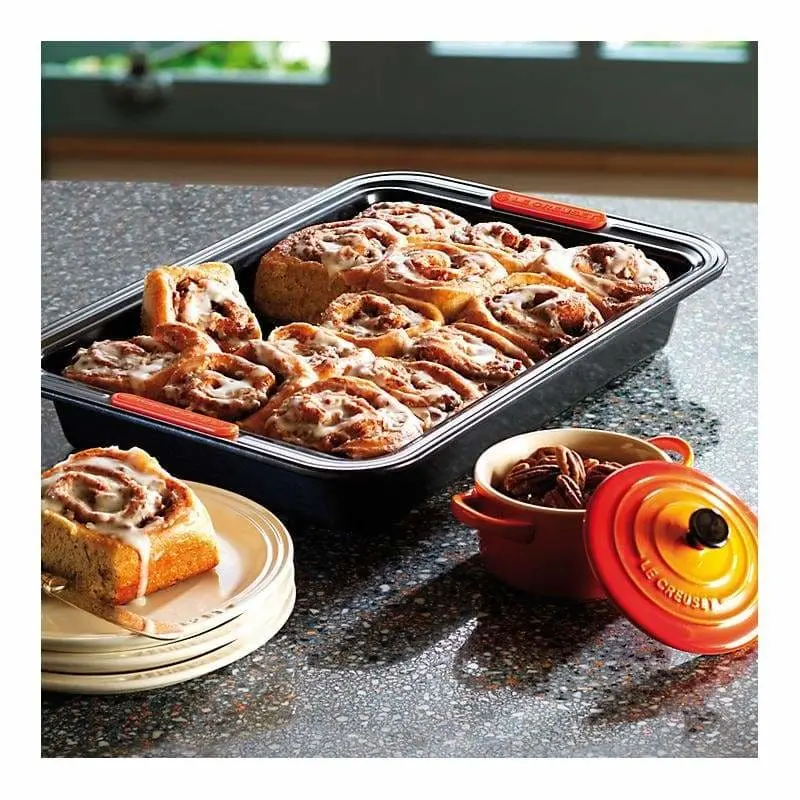 Le Creuset Rectangular Non-Stick Cake Tin 2
